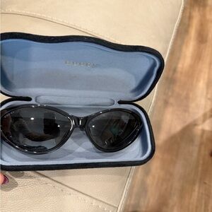 Gucci Black Cat-Eye Sunglasses with Dark Lenses